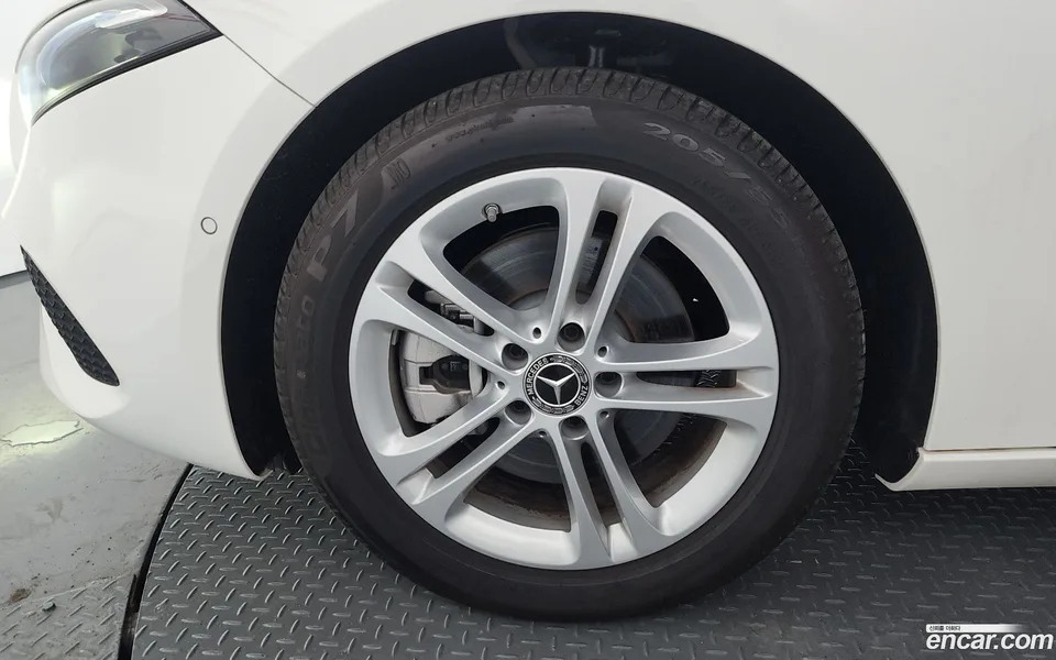 Mercedes-Benz A-Class A220 2025 — миниатюра 5
