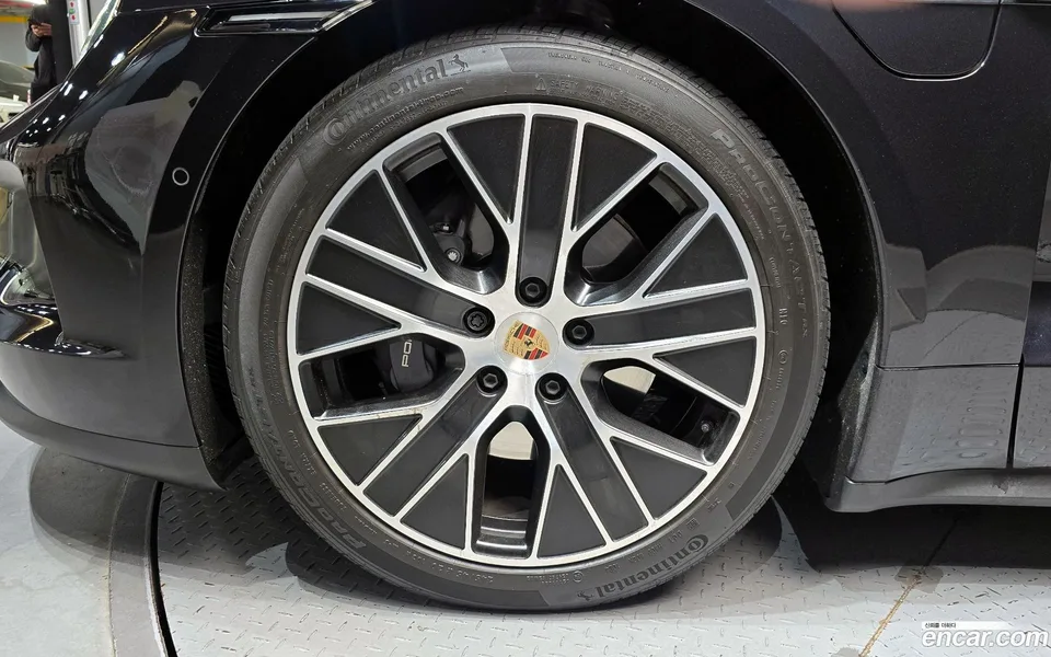 Porsche Taycan 2024 — миниатюра 5