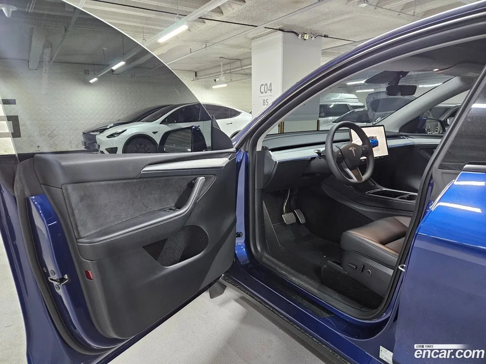 Tesla Model Y RWD 2023 — миниатюра 2