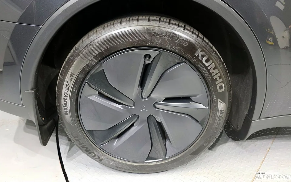 Tesla Model Y RWD 2025 — миниатюра 2