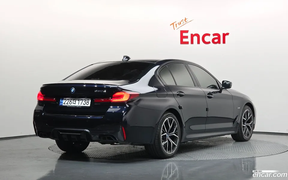 BMW 5 Series 530e M 2023 — фото 1, купить с доставкой в Москву
