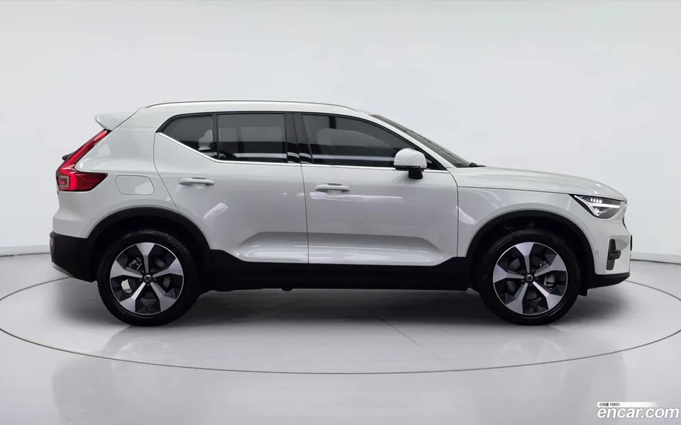Volvo XC40 B4 2025 — миниатюра 3