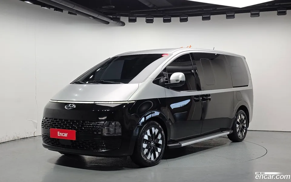 Hyundai Staria 5 2023 — фото 1, купить с доставкой в Москву