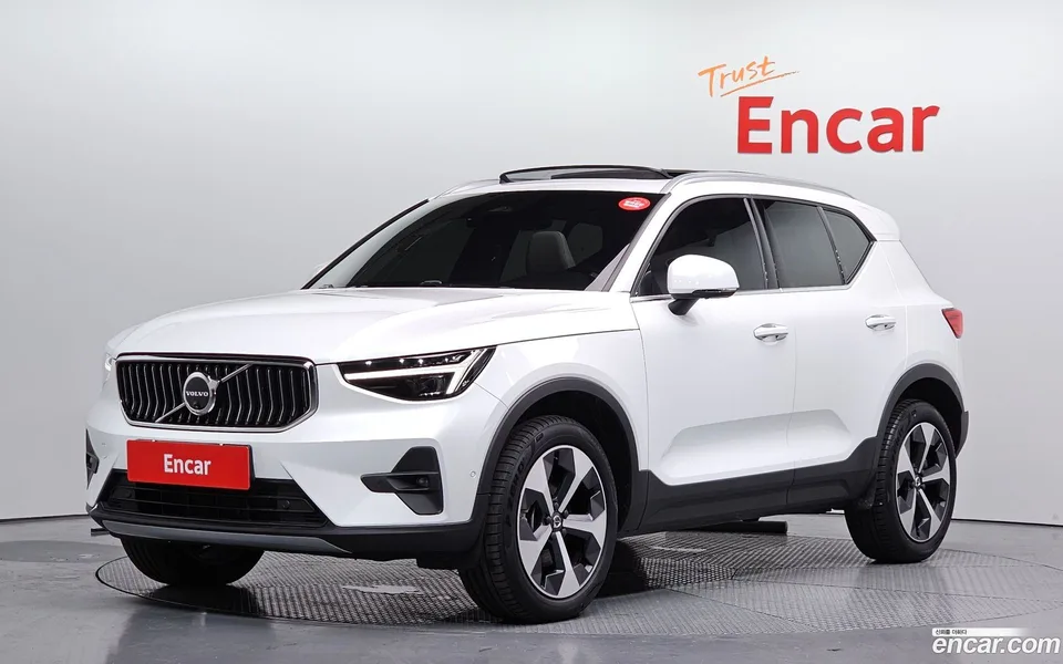 Volvo XC40 B4 2024 — фото 1, купить с доставкой в Москву
