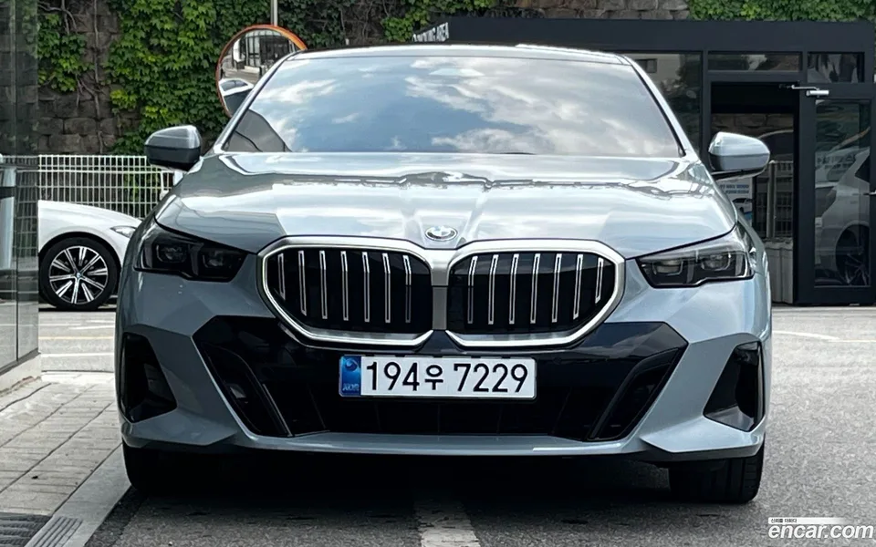 BMW 5 Series 520i M 2024 — миниатюра 3