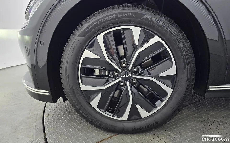 Kia EV6 2023 — миниатюра 2