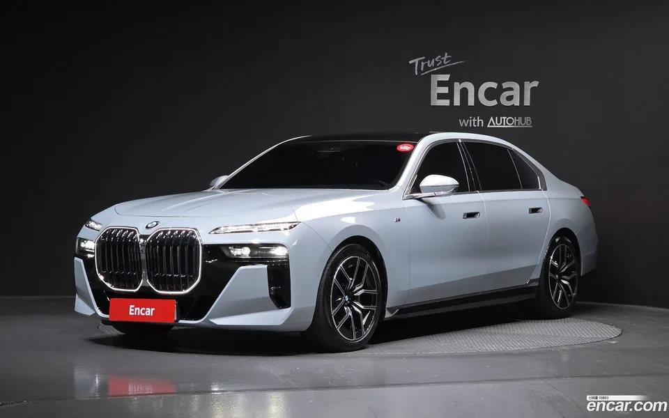 BMW 7 Series 740i sDrive M 2023 — фото 1, купить с доставкой в Москву