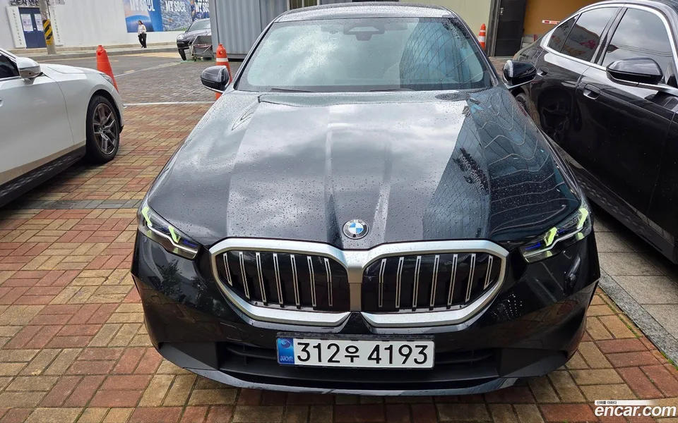 BMW 5 Series 520i 2025 — фото 1, купить с доставкой в Москву