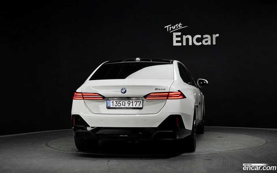 BMW 5 Series 530e M 2025 — миниатюра 4
