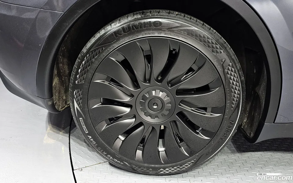 Tesla Model Y RWD 2023 — миниатюра 2