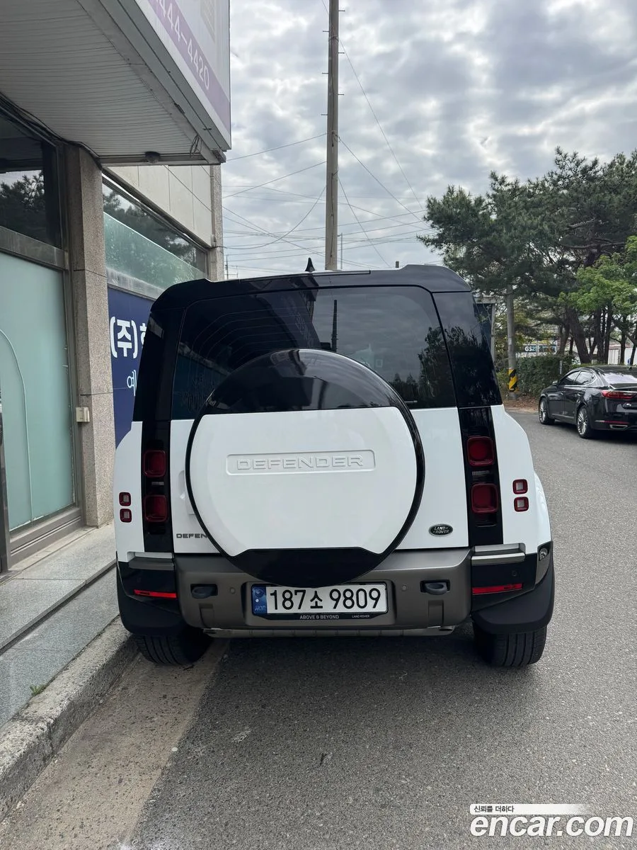 Land Rover Defender 110 P300 X- SE 2023 — миниатюра 3