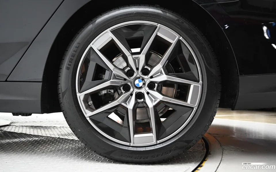 BMW 5 Series 530i xDrive 2025 — миниатюра 5