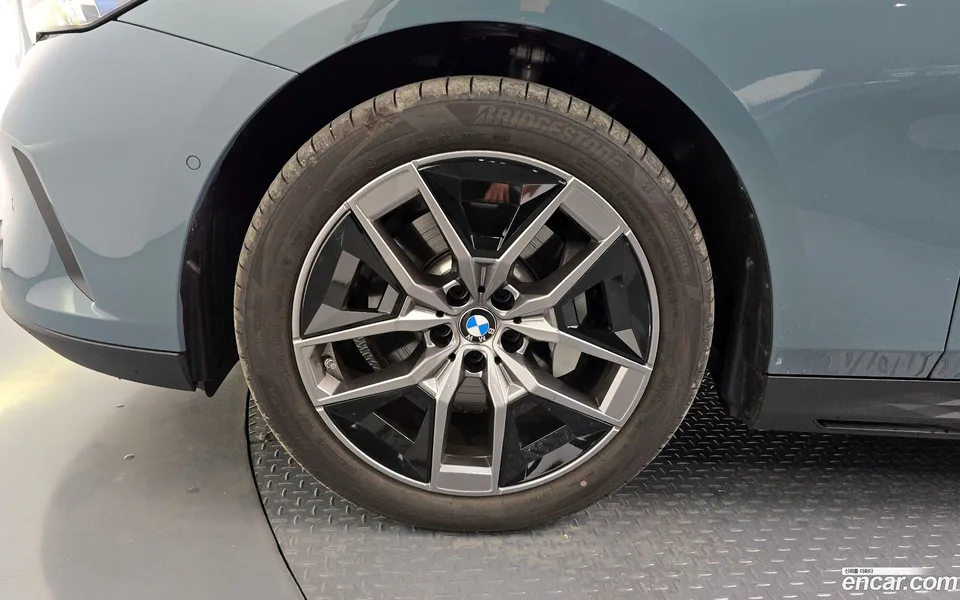 BMW 5 Series 530i xDrive 2025 — миниатюра 5