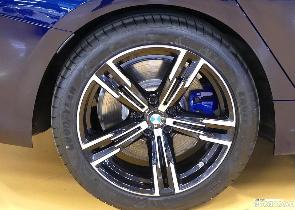 BMW 3 Series 320i M 2025 — thumbnail 2