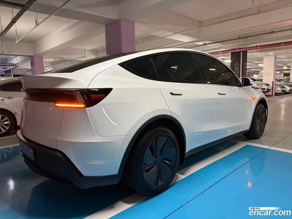 Tesla Model Y RWD 2026 — миниатюра 5