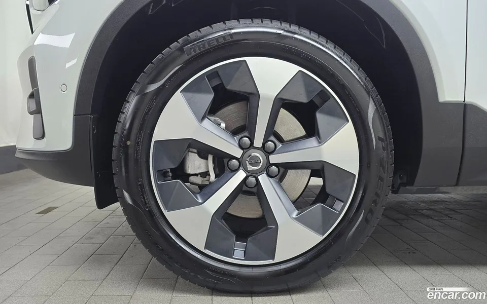 Volvo XC40 B4 2025 — миниатюра 2