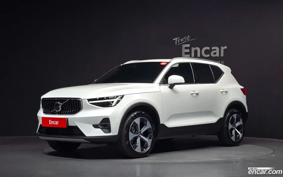 Volvo XC40 B4 2025 — фото 1, купить с доставкой в Москву