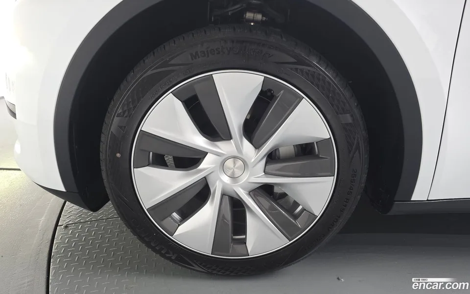 Tesla Model Y RWD 2024 — миниатюра 2