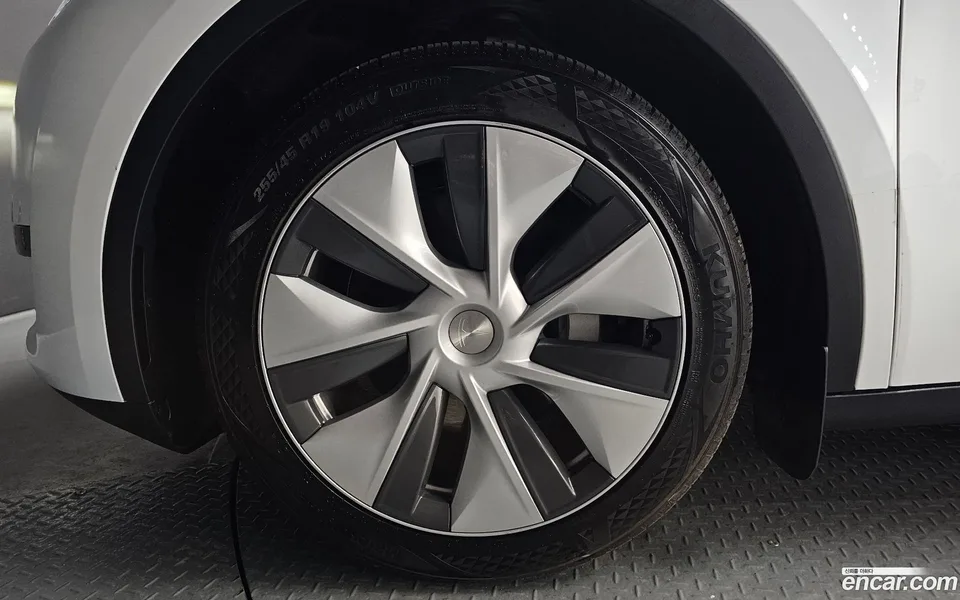 Tesla Model Y RWD 2024 — миниатюра 2