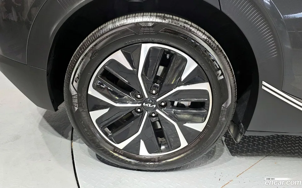Kia EV6 2023 — миниатюра 5