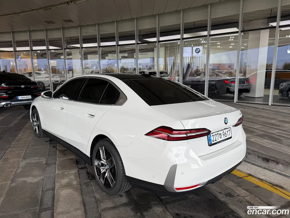 BMW 5 Series 520i 2025 — миниатюра 3