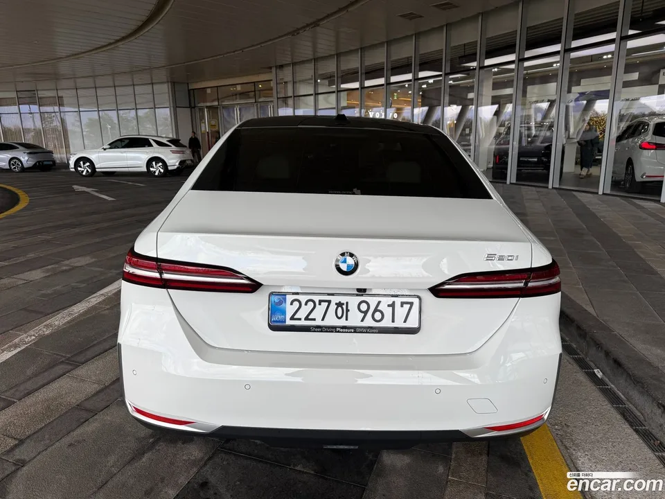 BMW 5 Series 520i 2025 — миниатюра 5