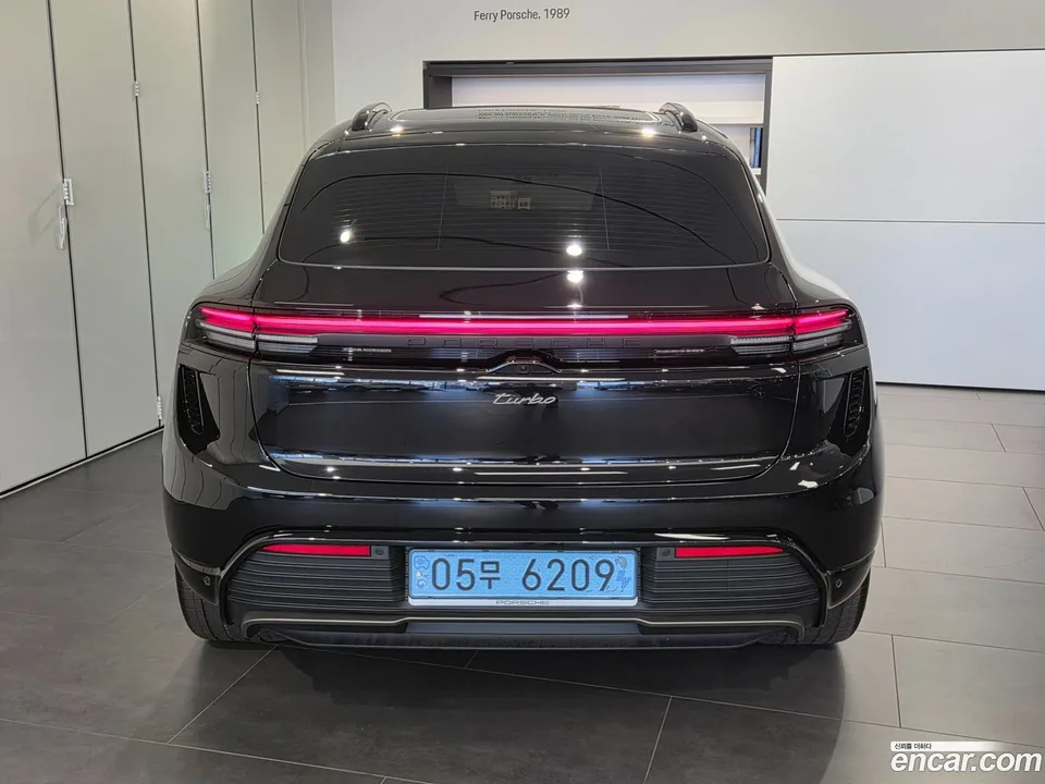 Porsche Macan Electric 2025 — миниатюра 4
