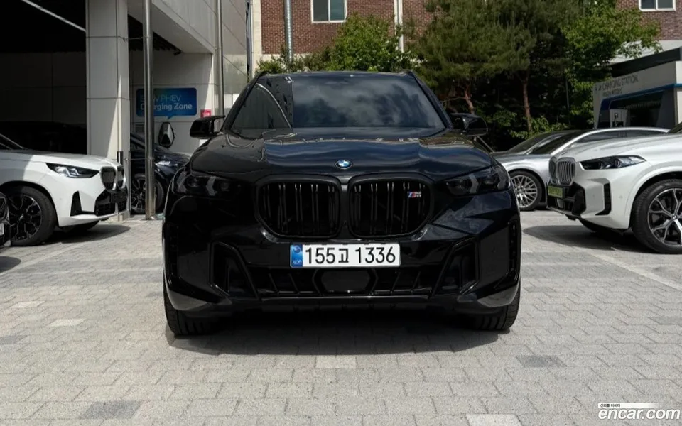 BMW X5 M60i 2025 — фото 1, купить с доставкой в Москву