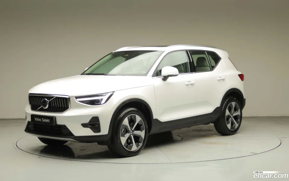 Volvo XC40 B4 2026 — фото 1, купить с доставкой в Москву