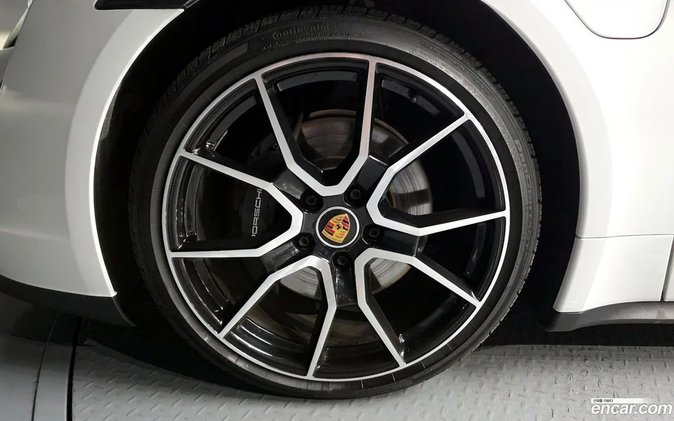 Porsche Taycan 2023 — миниатюра 5