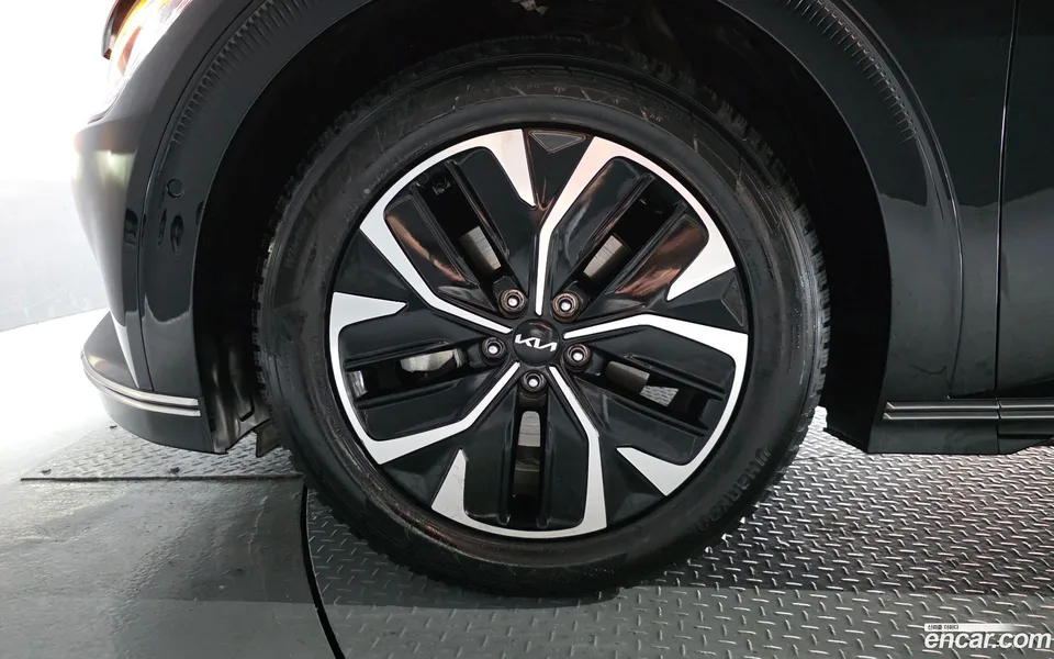 Kia EV6 2023 — миниатюра 5