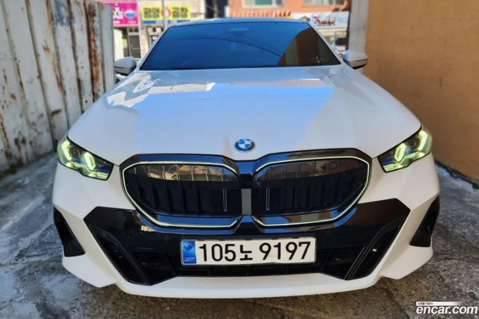 BMW 5 Series 530i xDrive M 2023 — фото 1, купить с доставкой в Москву
