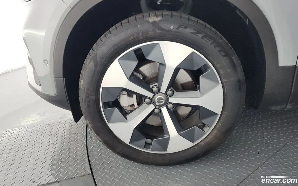 Volvo XC40 B4 2023 — миниатюра 5