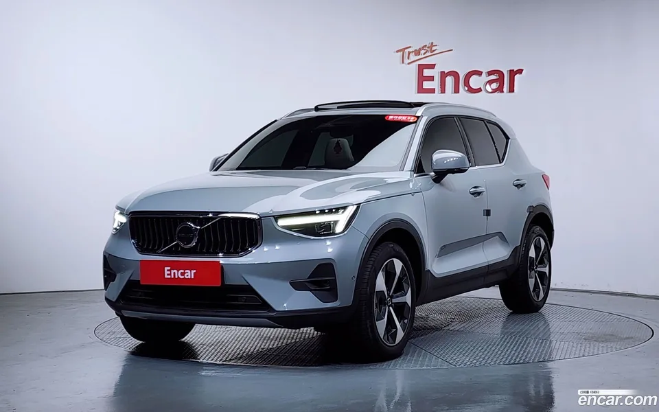 Volvo XC40 B4 2023 — фото 1, купить с доставкой в Москву