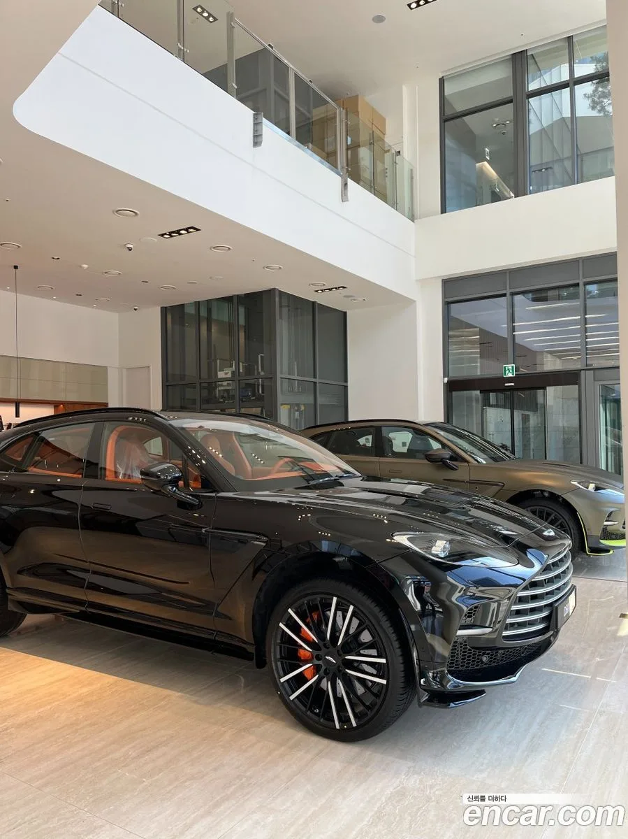 Aston Martin DBX 2025