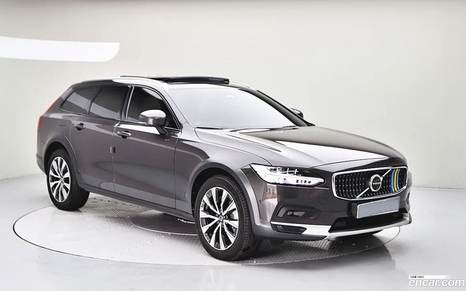 Volvo V90 Cross Country B5 AWD 2023 — миниатюра 3