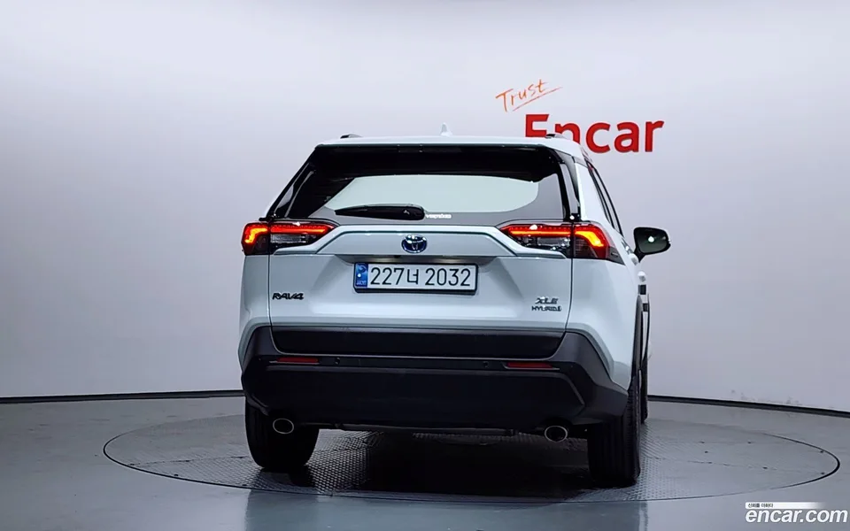 Toyota RAV4 2.5 2WD XLE 2024 — миниатюра 4