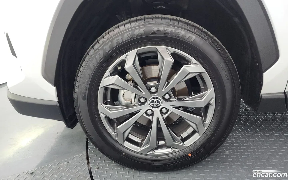 Toyota RAV4 2.5 2WD XLE 2024 — миниатюра 5
