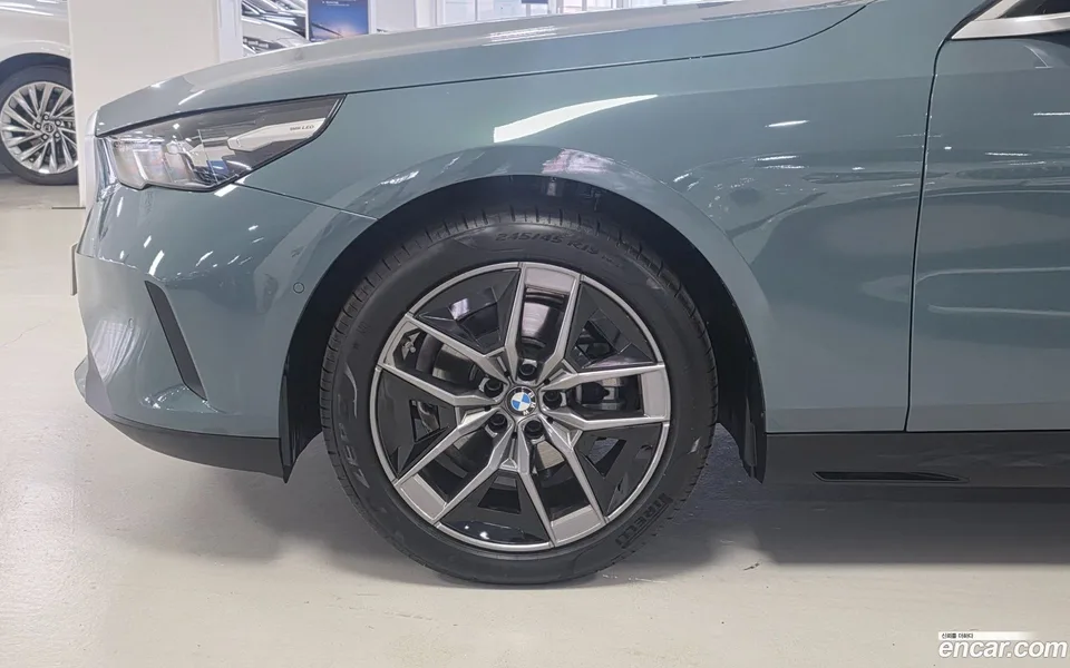 BMW 5 Series 520i 2025 — миниатюра 2