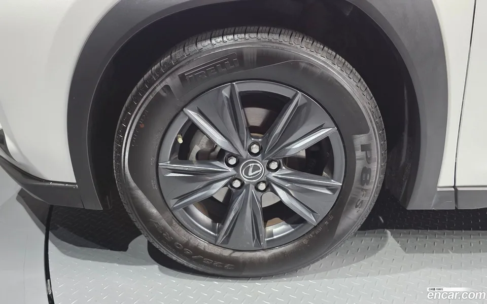 Lexus UX 250h 2.0 2WD 2023 — миниатюра 5