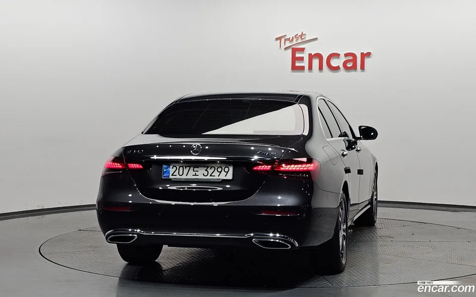Mercedes-Benz E-Class E350 4MATIC 2022 — миниатюра 4