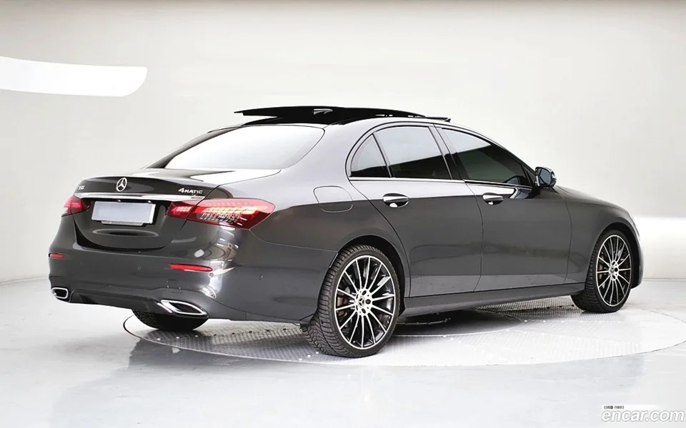Mercedes-Benz E-Class E350 4MATIC AMG Line 2023 — thumbnail 4