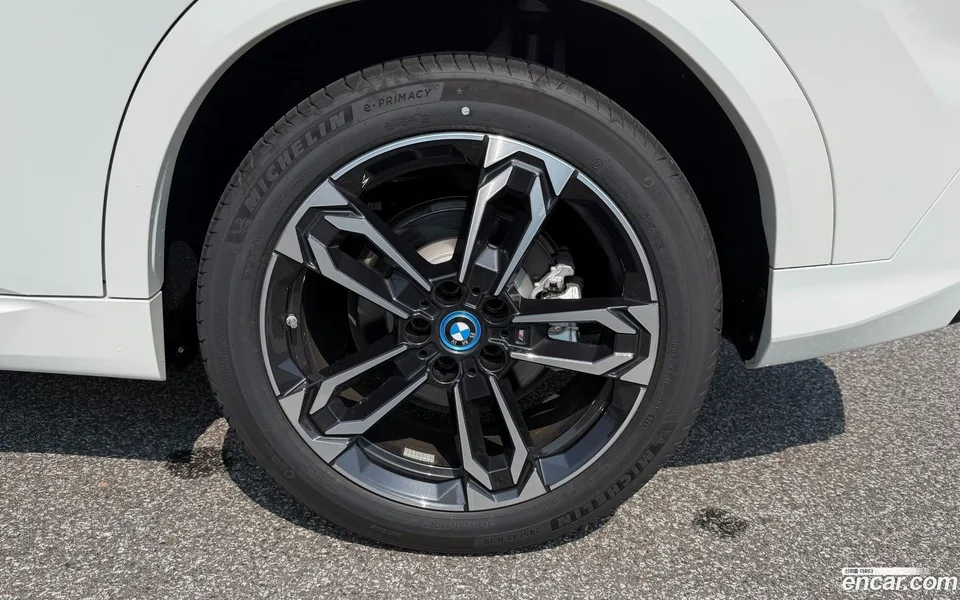 BMW iX2 eDrive 20 M 2024 — миниатюра 2