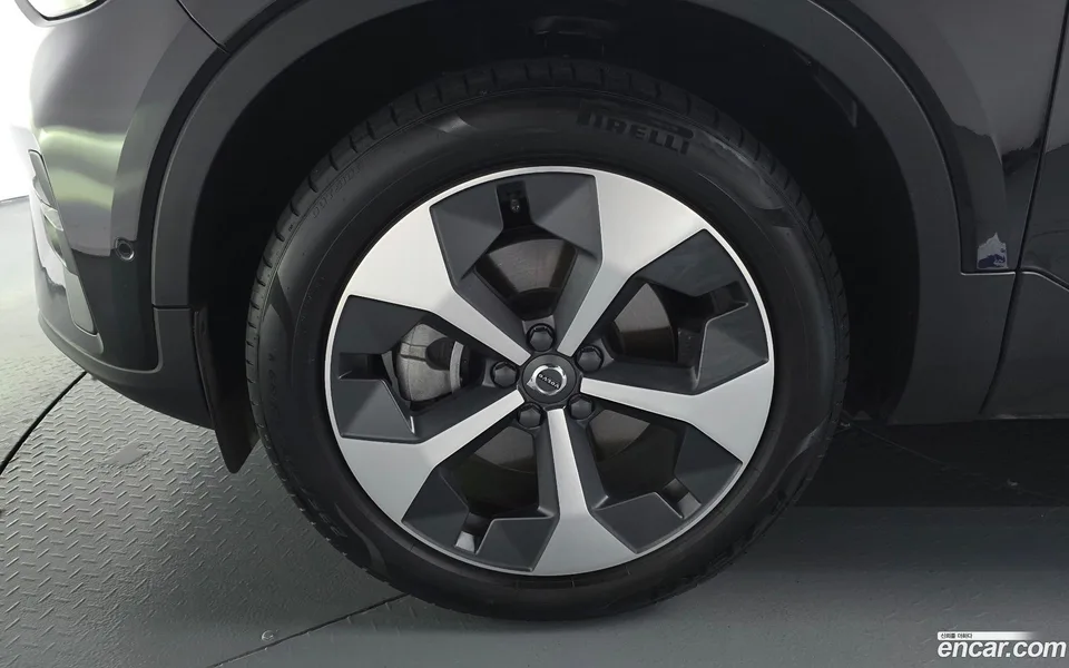 Volvo XC40 B4 2023 — миниатюра 5