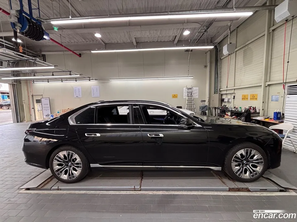 BMW 7 Series 740i sDrive 2023 — thumbnail 3
