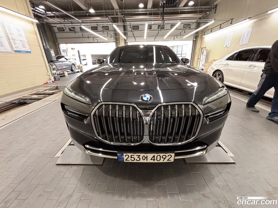 BMW 7 Series 740i sDrive 2023 — фото 1, купить с доставкой в Москву