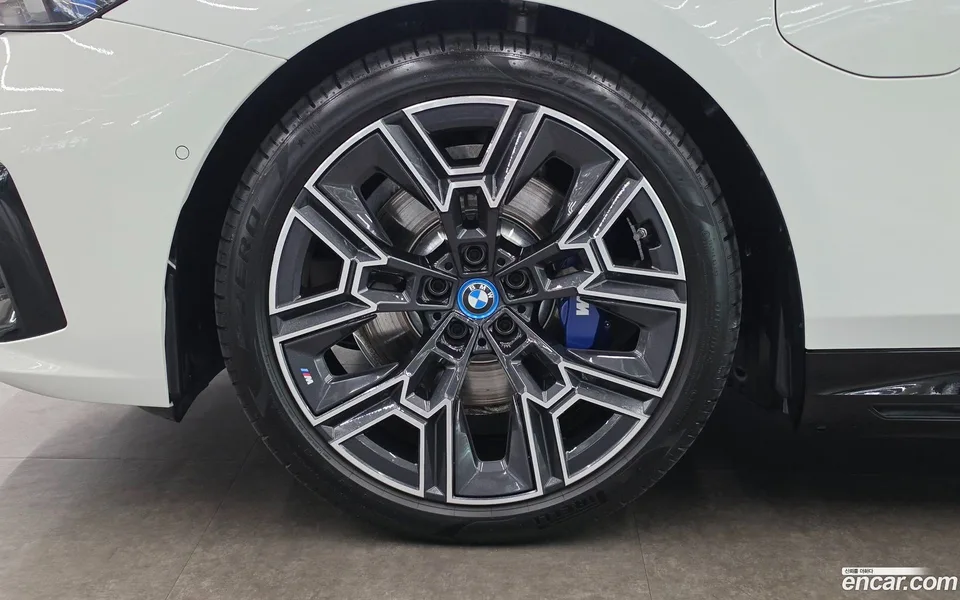 BMW 5 Series 530e M 2025 — миниатюра 5