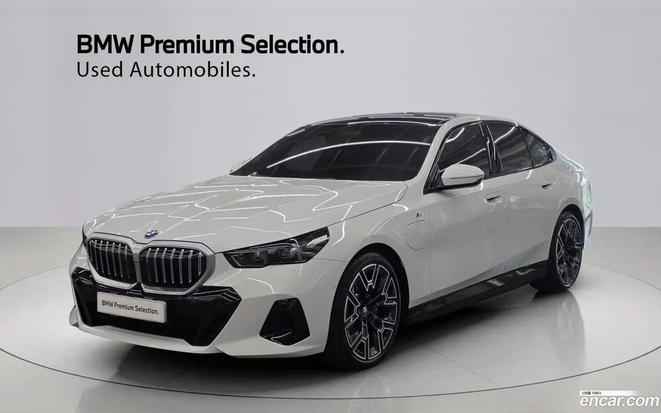 BMW 5 Series 530e M 2025 — фото 1, купить с доставкой в Москву