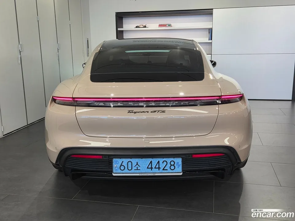 Porsche Taycan GTS 2023 — миниатюра 4