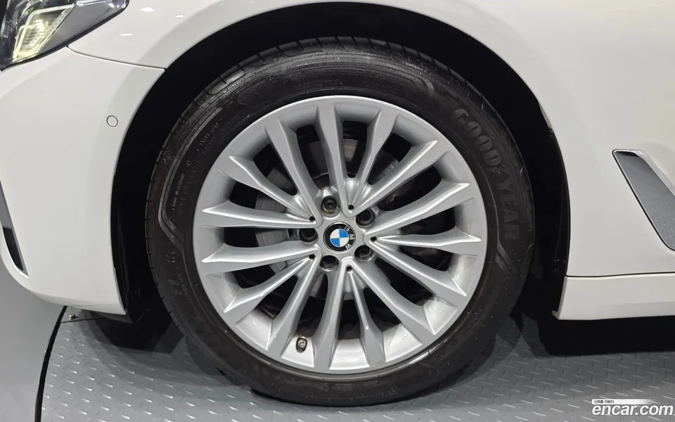 BMW 5 Series 520i 2023 — миниатюра 5